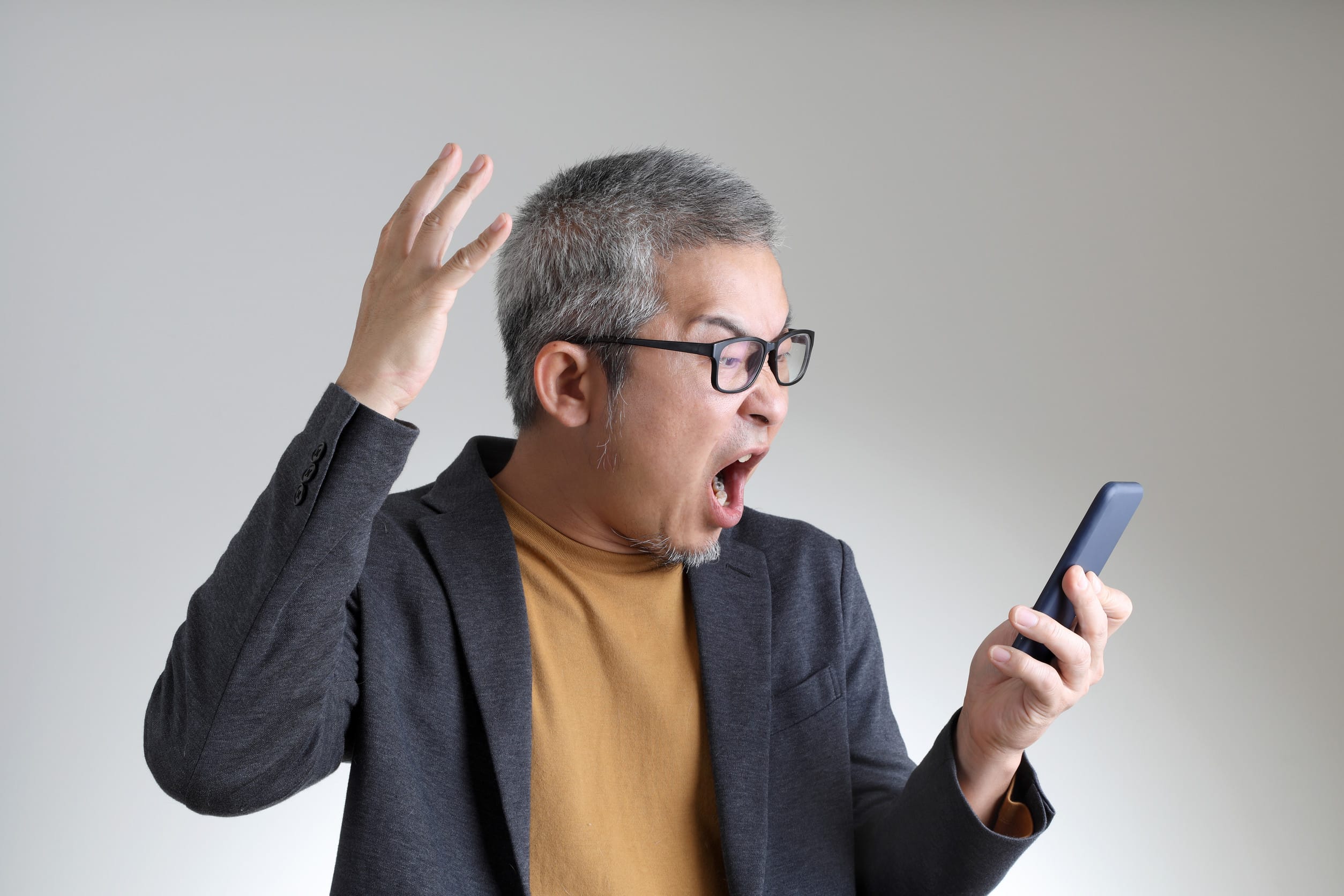 homme criant sur téléphone