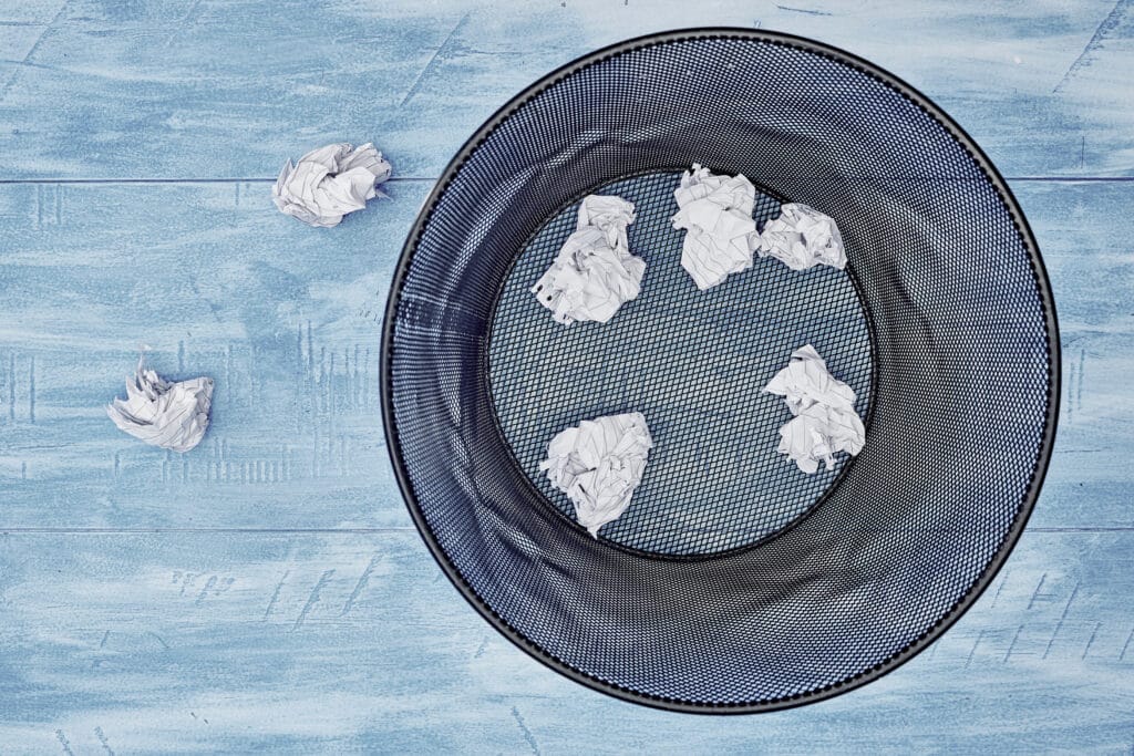 Corbeille avec feuilles papier