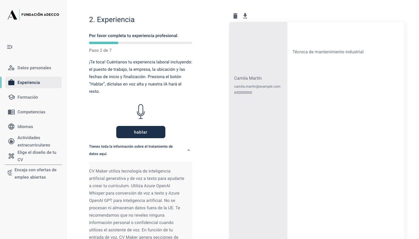 Captura del creador de CV con IA de la Fundación Adecco en español, con el asistente de voz y el aviso sobre el tratamiento de datos